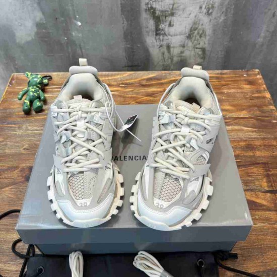 Balenciaga     Sneakers BA0136