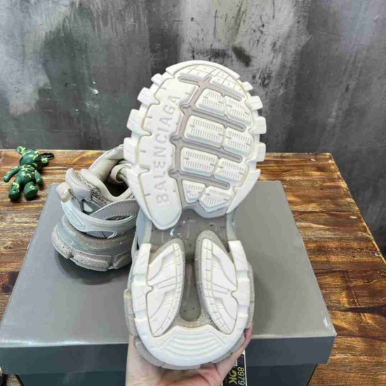 Balenciaga     Sneakers BA0136