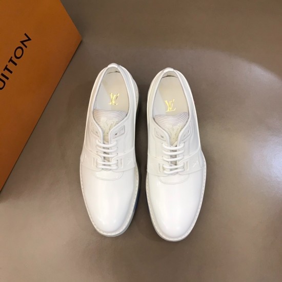 Louis Vuitton Sneakers  LU0122