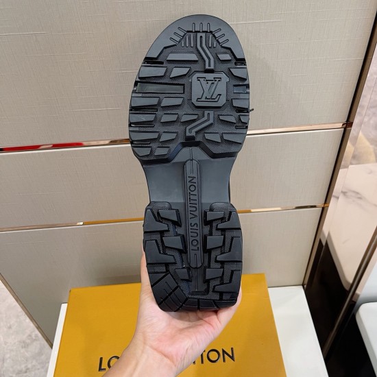 Louis Vuitton Sneakers  LU0125