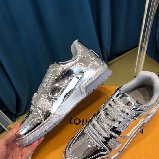 Louis Vuitton Sneakers  LU0133