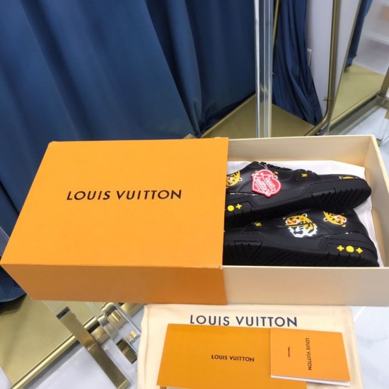 Louis Vuitton Sneakers  LU0135