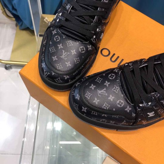 Louis Vuitton Sneakers  LU0137