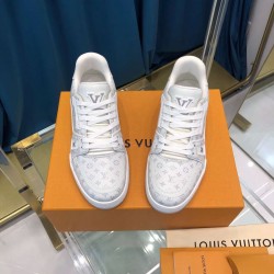 Louis Vuitton Sneakers  LU0138