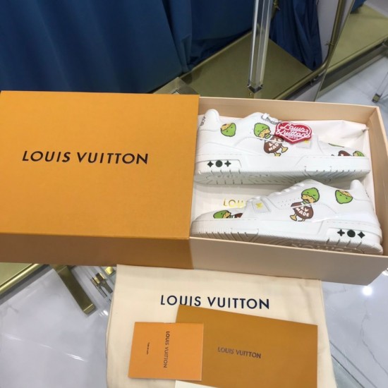 Louis Vuitton Sneakers  LU0142