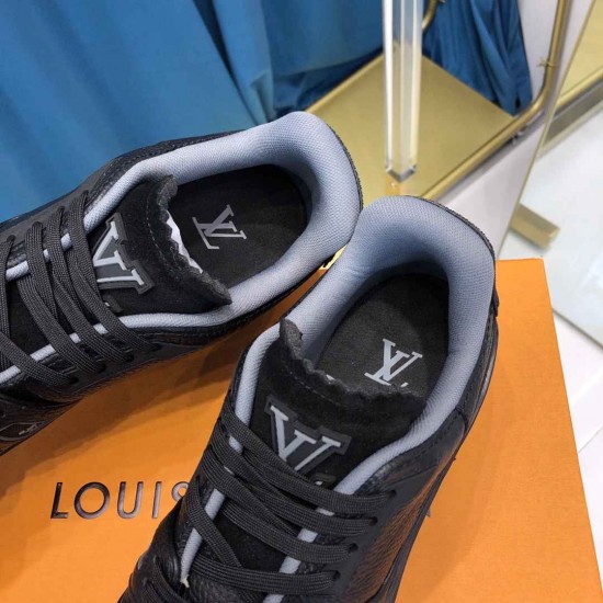 Louis Vuitton Sneakers  LU0150