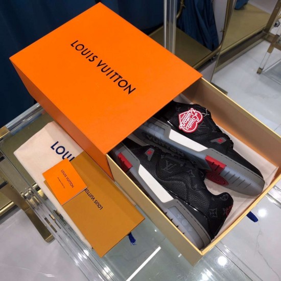 Louis Vuitton Sneakers  LU0158