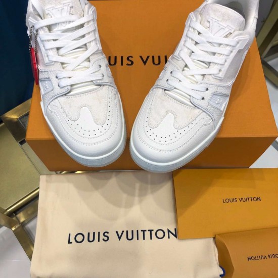 Louis Vuitton Sneakers  LU0170
