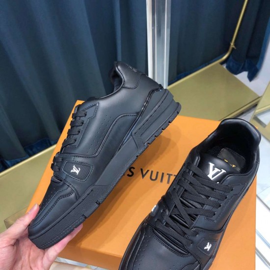 Louis Vuitton Sneakers  LU0172