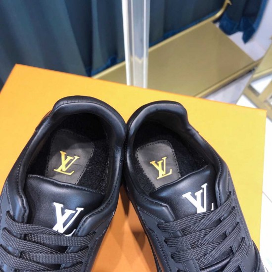 Louis Vuitton Sneakers  LU0172