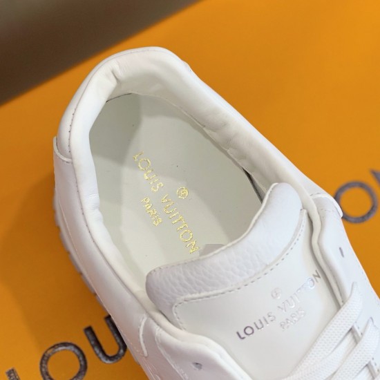Louis Vuitton Sneakers  LU0190