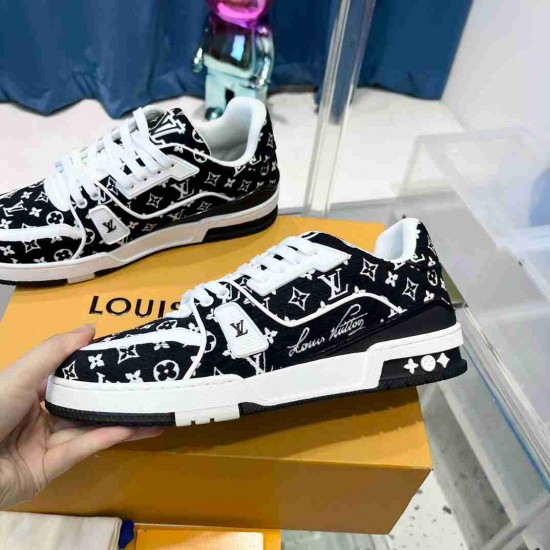 Louis Vuitton        Sneakers LU0339
