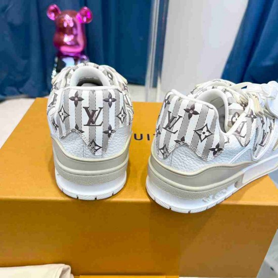 Louis Vuitton         Sneakers LU0346