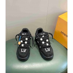 Louis Vuitton              Sneakers LU0419