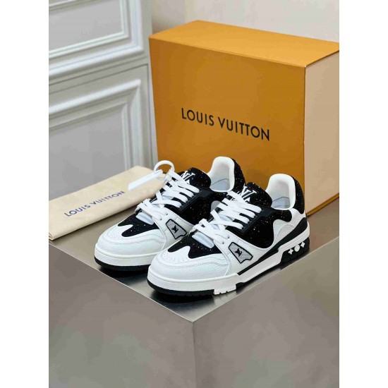 Louis Vuitton              Sneakers LU0439