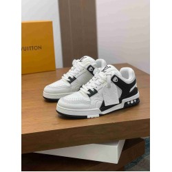 Louis Vuitton              Sneakers LU0444